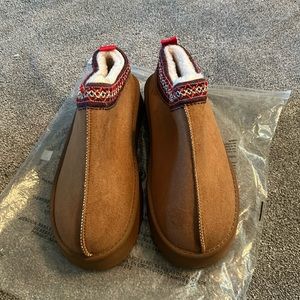 Zexsafety Platform Tasman Slippers for Women shoe size say 40.